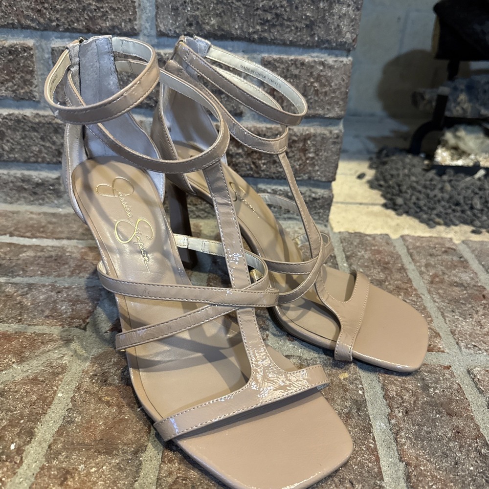 Jessica Simpson Women's Aaralyn Heeled Strappy Sandal Patent Nude Beige Size 11